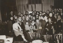 Noël 1942 (27/12). La chorale des P'tits Poulbots invitée par Poulbot à son domicile