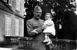 Charles Gilbert dans les bras de son père au Château de Loisy en 1914