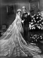 le 9 avril 1949 à Saint Philippe du Roule (Paris) il épouse Mademoiselle Adalberte Marie Elisabeth Marcelle Vallet de Villeneuve 