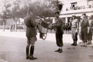 Oudja 1943. Chef de corps du 1er REC colonel Miquel. Porte-étendard lieutenant de La Chapelle