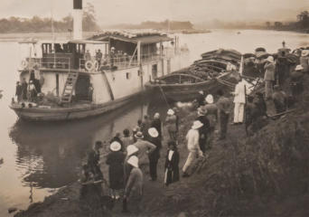 Départ pour Hanoî par la chaloupe sur la Rivière Claire et le Fleuve Rouge. Le chemin de fer n'existe pas. Tuyen-Quang 1927.