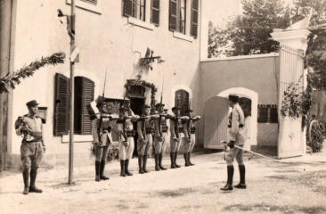 Saïda 1933. Le poste de police rend les honneurs au Lt-cnl Maire à son arrivée
