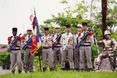  3eme REI le colonel Stabenrath et le drapeau 2001 . Photo Lcl Gery de Stabenrath