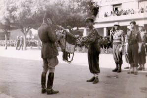 Oudja 1943. Chef de corps du 1er REC colonel Miquel. Porte-tendard lieutenant de La Chapelle