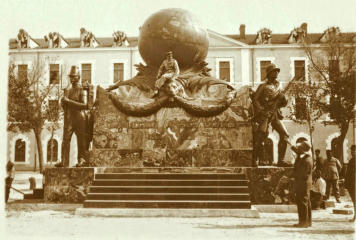 Le Lt-cnl Maire a dlimit sur la mappemonde, du monument aux morts de la Lgion trangre, les pays o la Lgion a combattu de 1831  1931.